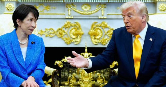 A primeira-ministra japonesa, Sanae Takaichi, com Donald Trump.