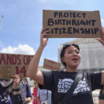 Jenny Harris, de Baltimore, protesta em apoio à cidadania por direito de nascença e à comunidade imigrante, quinta-feira, 15 de maio de 2025, em frente à Suprema Corte em Washington. (Foto AP/Jacquelyn Martin)