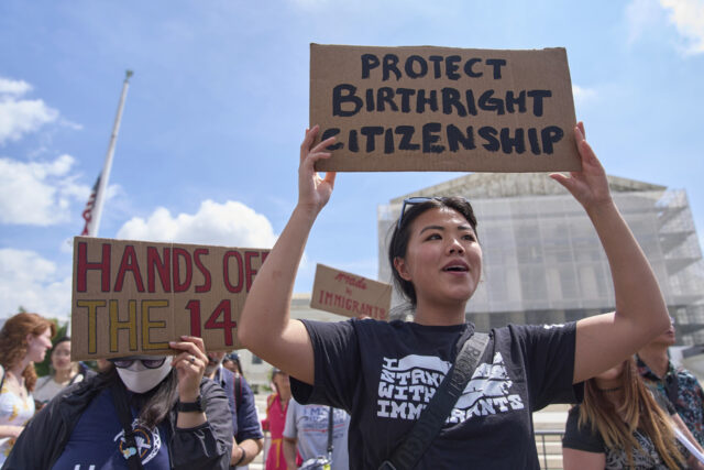 Jenny Harris, de Baltimore, protesta em apoio à cidadania por direito de nascença e à comunidade imigrante, quinta-feira, 15 de maio de 2025, em frente à Suprema Corte em Washington. (Foto AP/Jacquelyn Martin)