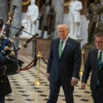 O presidente Donald Trump e o presidente da Câmara, Mike Johnson, caminhando por um corredor com um tocador de gaita de foles.