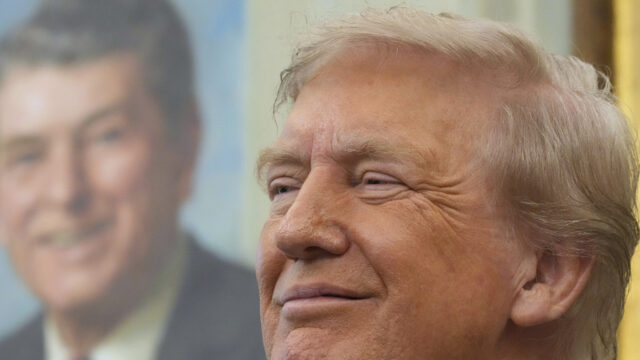 ESTADOS UNIDOS - 6 DE MAIO: O deputado Jeff Hurd, republicano do Colorado, chega para a reunião da Conferência Republicana da Câmara no Capitólio na terça-feira, 6 de maio de 2025. (Bill Clark/CQ Roll Call via AP Images)