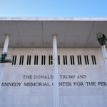 FILE Nova sinalização, Donald J. Trump e The John F. Kennedy Memorial Center For The Performing Arts, é inaugurada no Kennedy Center, em 19 de dezembro de 2025, em Washington. (Foto AP/Jacquelyn Martin, arquivo)
