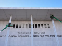 Trump continua sua busca enlouquecida para arruinar a capital do país FILE Nova sinalização, Donald J. Trump e The John F. Kennedy Memorial Center For The Performing Arts, é inaugurada no Kennedy Center, em 19 de dezembro de 2025, em Washington. (Foto AP/Jacquelyn Martin, arquivo)