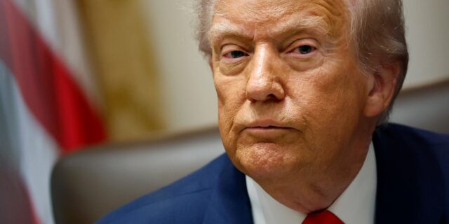 Nos últimos meses, Donald Trump fechou frequentemente publicações nas redes sociais com 