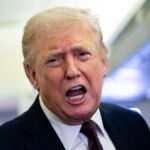 O diretor do FBI, Robert Mueller, fala durante uma entrevista coletiva na sede do FBI em 25 de junho de 2008 em Washington, DC.