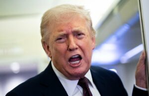 Trump criticado por dizer ‘Estou feliz que ele esteja morto’ após a morte de Robert Mueller: ‘Uma vergonha’ O diretor do FBI, Robert Mueller, fala durante uma entrevista coletiva na sede do FBI em 25 de junho de 2008 em Washington, DC.