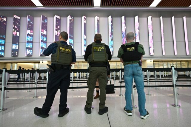 Trump dá atualizações sobre ICE em aeroportos

