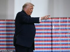 Trump declara guerra ao Irã GANHADA enquanto Teerã dispara intensa barragem de mísseis e promete continuar lutando O presidente dos EUA, Donald Trump, chega para falar na Verst Logistics em Hebron, Kentucky, em 11 de março de 2026