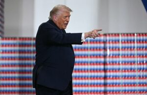 Trump declara guerra ao Irã GANHADA enquanto Teerã dispara intensa barragem de mísseis e promete continuar lutando O presidente dos EUA, Donald Trump, chega para falar na Verst Logistics em Hebron, Kentucky, em 11 de março de 2026