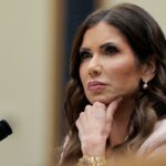 Kristi Noem testemunhando durante uma audiência do Comitê Judiciário da Câmara.