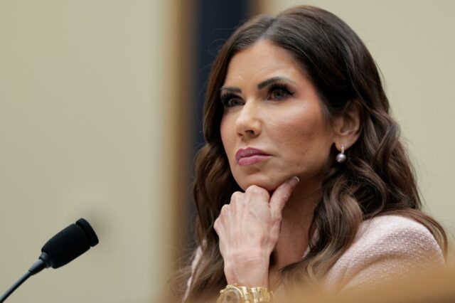 Kristi Noem testemunhando durante uma audiência do Comitê Judiciário da Câmara.