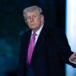 Donald Trump disse que os EUA “já” estão assumindo o controle do Estreito de Ormuz durante um telefonema com um jornalista no domingo