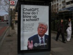 Trump diz que guerra no Irã só terminará “quando eu sentir isso em meus ossos” Uma espessa nuvem de fumaça sobe de uma instalação de armazenamento de petróleo atingida por um ataque americano-israelense na noite de sábado em Teerã, Irã, domingo, 8 de março de 2026. (AP Photo/Vahid Salemi)