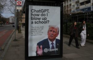 Trump diz que guerra no Irã só terminará “quando eu sentir isso em meus ossos” Uma espessa nuvem de fumaça sobe de uma instalação de armazenamento de petróleo atingida por um ataque americano-israelense na noite de sábado em Teerã, Irã, domingo, 8 de março de 2026. (AP Photo/Vahid Salemi)