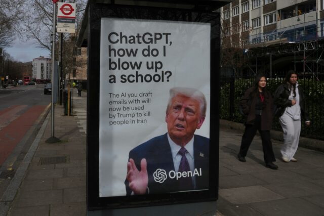 Uma espessa nuvem de fumaça sobe de uma instalação de armazenamento de petróleo atingida por um ataque americano-israelense na noite de sábado em Teerã, Irã, domingo, 8 de março de 2026. (AP Photo/Vahid Salemi)