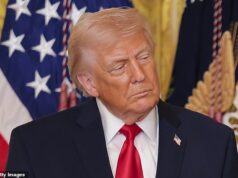 Trump diz que os EUA estão ‘destruindo totalmente’ o Irã enquanto emite ameaça assustadora de mais ações chegando HOJE O presidente dos EUA, Donald Trump, disse acreditar que o novo líder supremo iraniano, Mojtaba Khamenei, está “vivo de alguma forma”, apesar dos rumores de que ele morreu