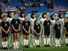 Trump e Albanese mantêm conversações urgentes tarde da noite enquanto cinco jogadores de futebol iranianos fogem ousadamente de um hotel em Gold Coast após ameaças do regime por causa do protesto do hino nacional: ‘Ele está lá!’ Membros da seleção iraniana de futebol feminino pediram asilo na Austrália