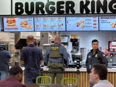 Trump elogia ‘patriotas do ICE’ em aeroportos enquanto se recusa a pagar agentes da TSA Os viajantes aéreos esperam na fila enquanto avançam para o posto de controle de segurança da TSA no Terminal A do Aeroporto Intercontinental George Bush, segunda-feira, 23 de março de 2026, em Houston. (Foto AP/Michael Wyke)