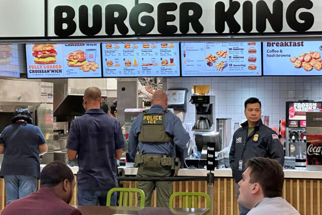 Os viajantes aéreos esperam na fila enquanto avançam para o posto de controle de segurança da TSA no Terminal A do Aeroporto Intercontinental George Bush, segunda-feira, 23 de março de 2026, em Houston. (Foto AP/Michael Wyke)
