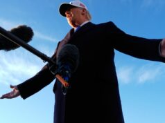 Trump emite pedido de ajuda a outras nações para manter o fluxo de petróleo O presidente dos EUA, Donald Trump, falando aos repórteres.