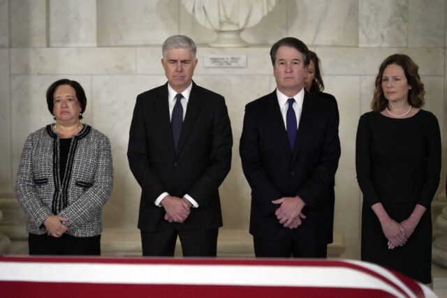 Trump enfrenta os verdadeiros criminosos – juízes que decidem contra Desenho animado de Clay Jones