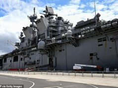 Trump envia 5.000 fuzileiros navais para a caixa de pólvora de Ormuz enquanto os temores no terreno aumentam depois que 13 soldados dos EUA morrem na carnificina da guerra no Irã O navio de assalto anfíbio USS Tripoli (LHA-7) da Marinha dos EUA é visto atracado na base da frota em Sydney em 4 de novembro de 2022