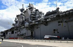 Trump envia 5.000 fuzileiros navais para a caixa de pólvora de Ormuz enquanto os temores no terreno aumentam depois que 13 soldados dos EUA morrem na carnificina da guerra no Irã O navio de assalto anfíbio USS Tripoli (LHA-7) da Marinha dos EUA é visto atracado na base da frota em Sydney em 4 de novembro de 2022