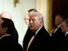 Trump está supostamente dando sapatos aos funcionários e ‘todo mundo tem medo de não usá-los’ Yahoo news home