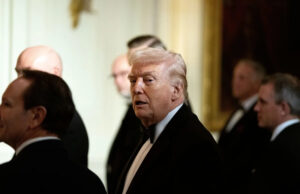 Trump está supostamente dando sapatos aos funcionários e ‘todo mundo tem medo de não usá-los’ Yahoo news home