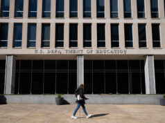 Trump está transformando seus empréstimos estudantis em uma bagunça maior e mais cara A secretária de Educação, Linda McMahon, ouve o presidente Donald Trump falar com os repórteres enquanto assina uma ordem executiva no Salão Oval da Casa Branca, quarta-feira, 23 de abril de 2025, em Washington. (Foto AP/Alex Brandon)