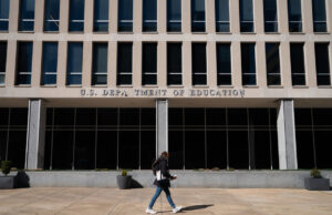 Trump está transformando seus empréstimos estudantis em uma bagunça maior e mais cara A secretária de Educação, Linda McMahon, ouve o presidente Donald Trump falar com os repórteres enquanto assina uma ordem executiva no Salão Oval da Casa Branca, quarta-feira, 23 de abril de 2025, em Washington. (Foto AP/Alex Brandon)