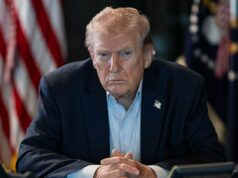 Trump está viciado em ‘pornografia de guerra’? Os rumores perturbadores sobre o que realmente acontece na Sala de Situação… e por que isso faz o Presidente pensar que está ganhando De acordo com fontes de alto nível, os altos escalões também devem, diariamente, alimentar o presidente dos EUA, Donald Trump, viciado em telas, com um fluxo satisfatório de