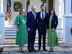 Trump fecha acordo de US$ 6 BILHÕES com a Irlanda para financiar empregos nos EUA após alegações de que os irlandeses estão ‘roubando’ empresas americanas JD Vance e a segunda-dama Usha Vance cumprimentam o Taoiseach da Irlanda, Micheal Martin, e sua esposa Mary O'Shea para um café da manhã do Dia de São Patrício na residência do vice-presidente