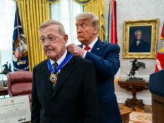 Trump homenageia Lou Holtz após sua morte: ‘Um vencedor absoluto’ Trump homenageia Lou Holtz após sua morte: ‘Um vencedor absoluto’