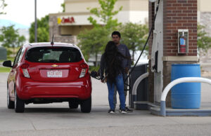 Trump ignora completamente o que importa aos americanos O presidente Donald Trump fala durante uma cerimônia da Medalha de Honra na Sala Leste da Casa Branca, segunda-feira, 2 de março de 2026, em Washington. (Foto AP/Alex Brandon)