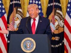 Trump lança nova ameaça sobre o Irã: ‘Veja o que acontece com esses canalhas perturbados hoje’ O presidente Donald Trump fala em um evento na Casa Branca em 12 de março de 2026.