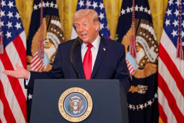 O presidente Donald Trump fala em um evento na Casa Branca em 12 de março de 2026.