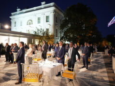 Trump lidera operação crítica em tempo de guerra: nova decoração do Rose Garden Desenho animado de David Horsey