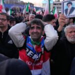 Apoiadores do governo choram durante uma reunião depois que a TV estatal anunciou oficialmente a morte do líder supremo iraniano, aiatolá Ali Khamenei, mostrada no pôster, em Teerã, Irã, no domingo, 1º de março de 2026.