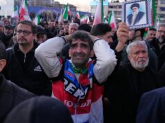 Trump matou o líder do Irã. É duvidoso que ele tenha ideias além disso Apoiadores do governo choram durante uma reunião depois que a TV estatal anunciou oficialmente a morte do líder supremo iraniano, aiatolá Ali Khamenei, mostrada no pôster, em Teerã, Irã, no domingo, 1º de março de 2026.