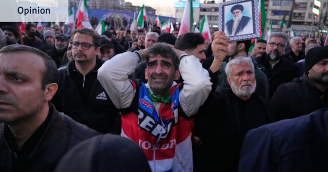 Apoiadores do governo choram durante uma reunião depois que a TV estatal anunciou oficialmente a morte do líder supremo iraniano, aiatolá Ali Khamenei, mostrada no pôster, em Teerã, Irã, no domingo, 1º de março de 2026.