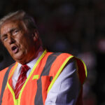 A Casa Branca, incluindo a Ala Oeste e a construção do novo salão de baile, é vista do Old Eisenhower Executive Office Building, no campus da Casa Branca, na quarta-feira, 25 de fevereiro de 2026, em Washington. (Foto AP/Tom Brenner)