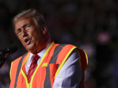 Trump não acha que 16 quartos de hóspedes na Casa Branca sejam suficientes A Casa Branca, incluindo a Ala Oeste e a construção do novo salão de baile, é vista do Old Eisenhower Executive Office Building, no campus da Casa Branca, na quarta-feira, 25 de fevereiro de 2026, em Washington. (Foto AP/Tom Brenner)