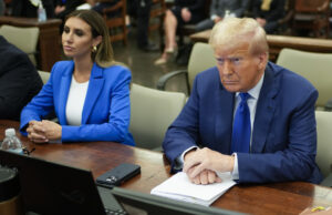 Trump não pode se gabar de ‘ganhar demais’ no tribunal A procuradora dos EUA, Jeanine Pirro, fala durante uma entrevista coletiva sobre acusações relacionadas ao tiroteio mortal contra funcionários da Embaixada de Israel durante uma entrevista coletiva no gabinete do Procurador-Geral do Distrito de Columbia em Washington, quinta-feira, 7 de agosto de 2025. (AP Photo/Jose Luis Magana)