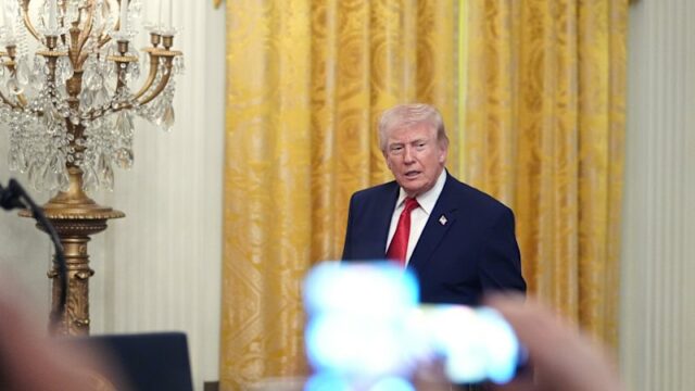 Trump novamente mira na Austrália ao afirmar que o Irã está 'implorando para fazer um acordo'
