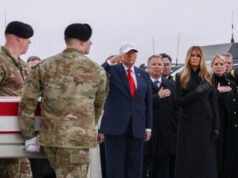 Trump participa de transferência digna de seis soldados mortos em ataque Trump participa de transferência digna de seis soldados mortos em ataque