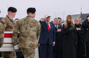 Trump participa de transferência digna de seis soldados mortos em ataque Trump participa de transferência digna de seis soldados mortos em ataque