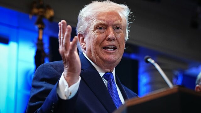 Trump participará de jantar de correspondentes na Casa Branca pela primeira vez como presidente, quebrando boicote
