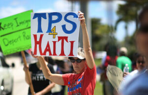 Trump pede aos juízes que confirmem seu poder para acabar com a anistia para migrantes haitianos Trump pede aos juízes que confirmem seu poder para acabar com a anistia para migrantes haitianos