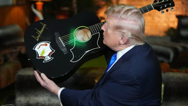 O presidente dos EUA, Donald Trump, fez uma parada surpresa na propriedade de Elvis Presley, Graceland. 